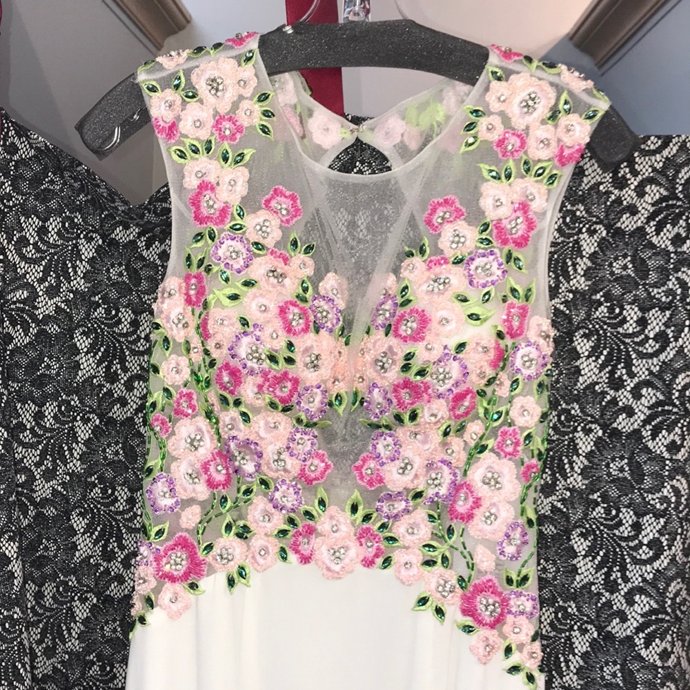 Jovani white/floral gown w/ open back size 2 NWT - Picture 7 of 8